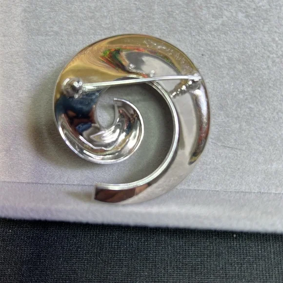 Vintage Crown Trifari 1950’s brooch. - Picture 2 of 3